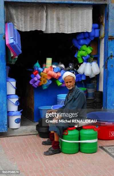 Essaouira l'un des principaux port de la côte Atlantique du Maroc. La ville ancienne s'élève sur une presqu'ile, à l'extremité d'une plage en forme...