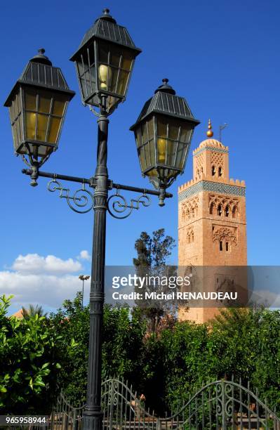 Le minaret haut de soixante dix-sept m?tres, est le point de rep?re le plus fameux de Marrakech , la mosqu?e contigue s'appelle "Koutoubia" du nom...