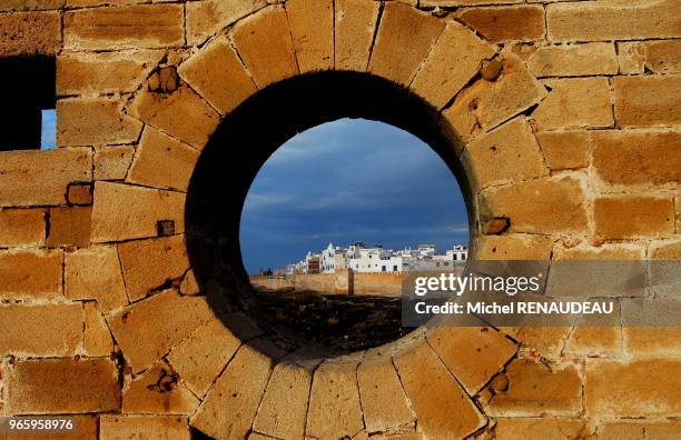 Essaouira l'un des principaux port de la côte Atlantique du Maroc. La ville ancienne s'élève sur une presqu'ile, à l'extremité d'une plage en forme...