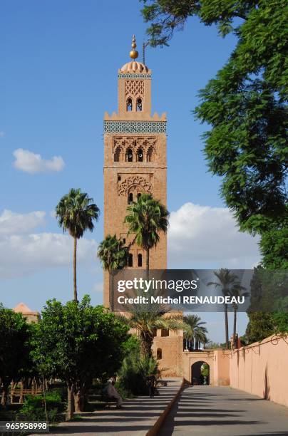 Le minaret haut de soixante dix-sept m?tres, est le point de rep?re le plus fameux de Marrakech , la mosqu?e contigue s'appelle "Koutoubia" du nom...