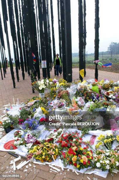 Des dizaines de bouquets de fleurs au pied de la scuplture de Nelson Mandela le 13 decembre 2013 a Howick, Kwazulu Natal, Afrique du Sud....