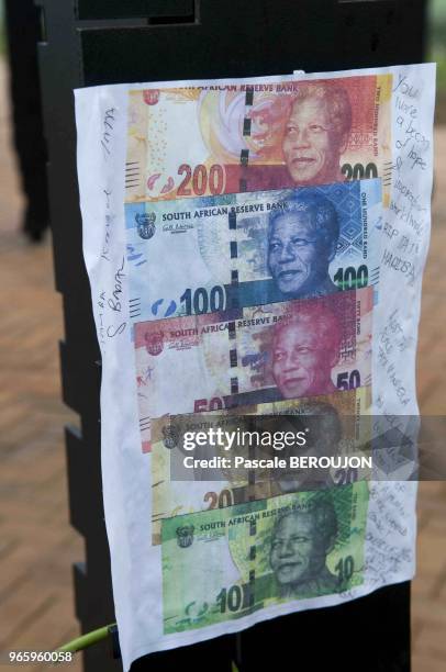 Nouveaux billets sud-africains avec le portrait de Mandela imprim??s sur une feuille de papier avec un message d'adieu, le 13 decembre 2013 a Howick,...