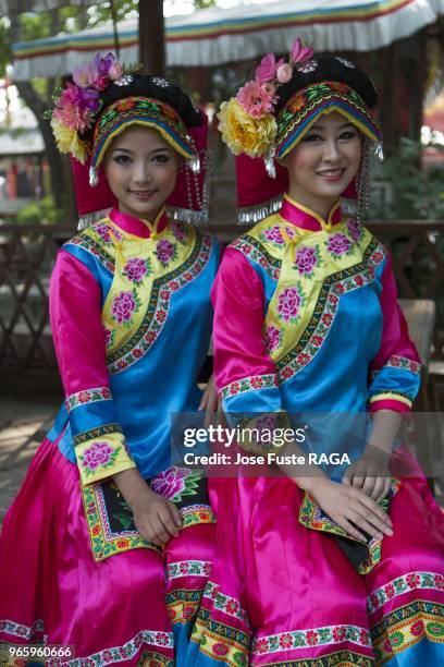 Jeunes femmes en tenue traditionnelle, Shenzhen, Chine.