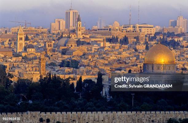 General view of the city from the Mount of Olives, the Dome of the Rock on the right. Vue générale sur la ville depuis le Mont des Oliviers, à droite...