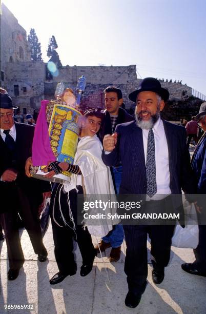 Family celebrating a boy's Bar Mitzvah. Famille célébrant la Bar Mitzvah d'un garçon.