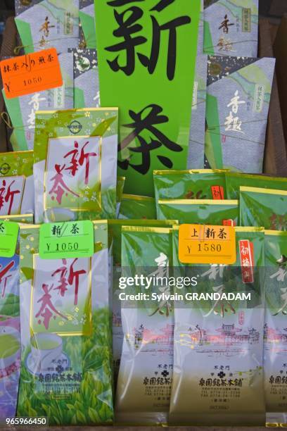 Cérémonie du thé. Uji près de Kyoto est réputé pour sa culture du thé vert. Boutique de thé. Sachets de thé nouveau Cérémonie du thé. Uji près de...