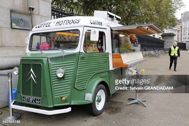 Royaume-Uni, ville de Londres, Bristish museum, vieille camionette Citroen "tube" retutilisee comme bar ambulant, Street Food.