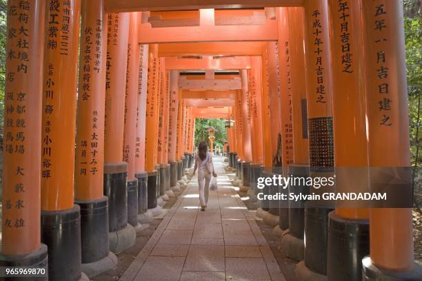 Le sanctuaire dedie à Inari célèbre pour ses tunnels de "torii" Le sanctuaire dedie à Inari célèbre pour ses tunnels de "torii" .