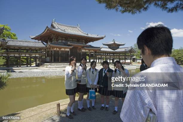 Uji près de Kyoto. Ecoliers et ecolieres visitant le temple du Biyodo-in Uji près de Kyoto. Ecoliers et ecolieres visitant le temple du Biyodo-in.