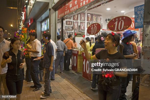 Wang Fu Jing pedestrian and commercial street at night. Beijing. Chine // La rue pietonne Wang Fu Jing la nuit . Pekin. Chine.