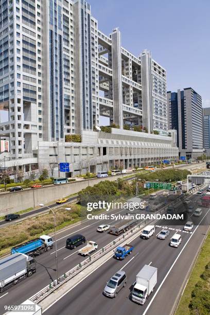 BATIMENT DE LA TELEVISION FUJI, LE NOUVEAU QUARTIER DE DAIBA ACCESSIBLE PAR LE METRO SANS HOMMES DE YURIKAMOME VIA LE PONT RAINBOW, TOKYO, JAPON.