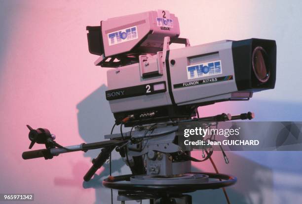 Caméra de télévision frappée du logo TVES le 28 janvier 1987 à Paris, France.