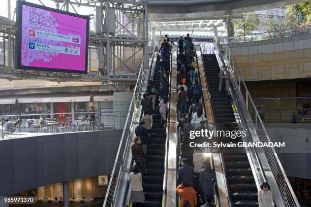 ESCALATEURS DE LA SORTIE DU METRO, QUARTIER DE ROPPONGI HILL, TOKYO, JAPON.