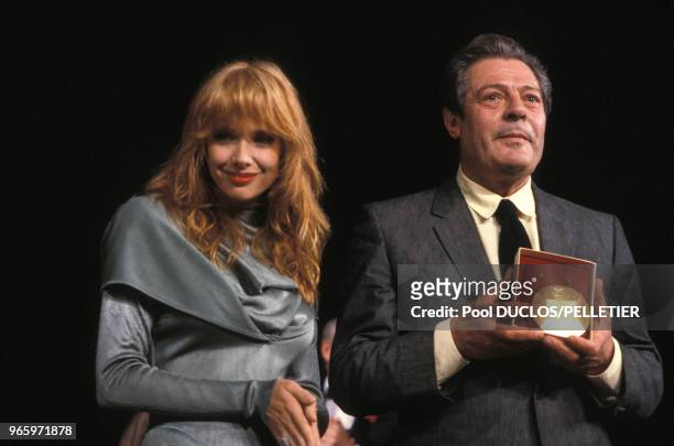 Rosanna Arquette et Marcello Mastroianni lors de la soirée de clôture du Festival de Cannes le 19 mai 1987 à Cannes, France.