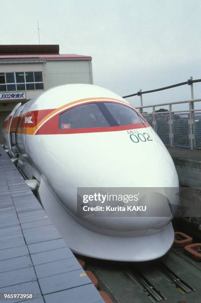 Essais du train du futur japonais baptisé 'Maglev' le 28 mars 1987 au Japon.