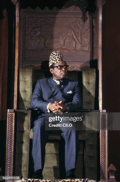 Le président Mobutu Sese Seko sur son trône lors du 20e anniversaire du MRP le 20 mai 1987 au Zaire.