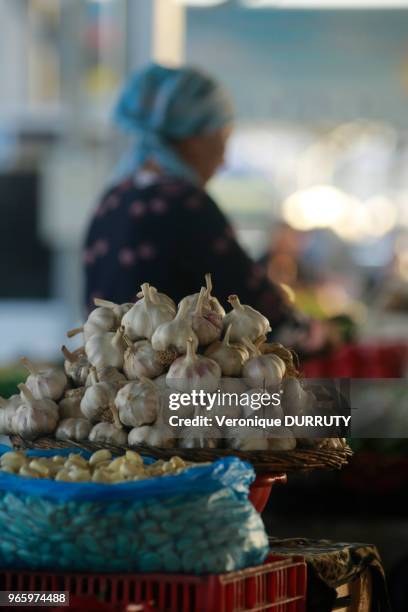 Gousses d'ail, au bazar Chorsu à Tachkent, Ouzbekistan.