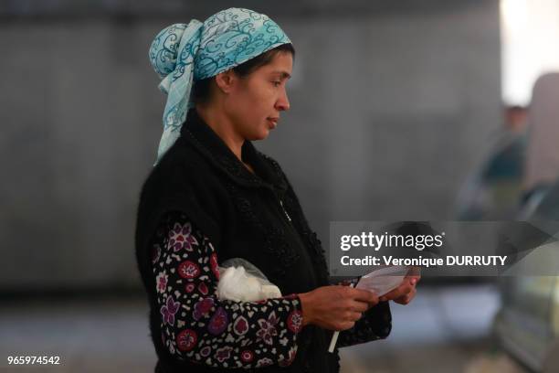 Vendeuse portant le foulard traditionnel, Bazar Chorsu à Tachkent, Ouzbekistan.