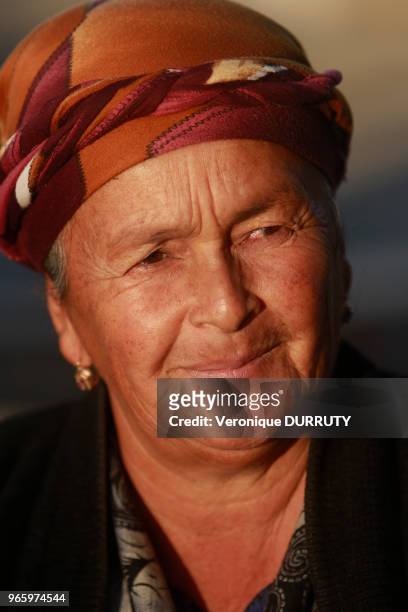 Portrait de femme, Bazar Chorsu à Tachkent, Ouzbekistan.