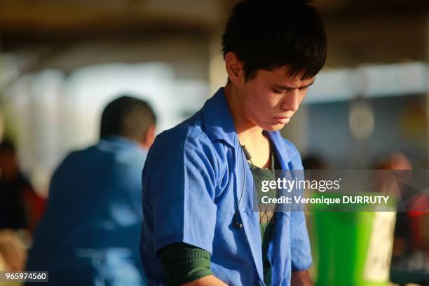 Jeune vendeur au Bazar Chorsu à Tachkent, Ouzbekistan.