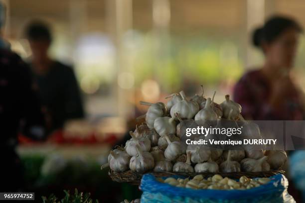 Gousses d'ail, Bazar Chorsu à Tachkent, Ouzbekistan.