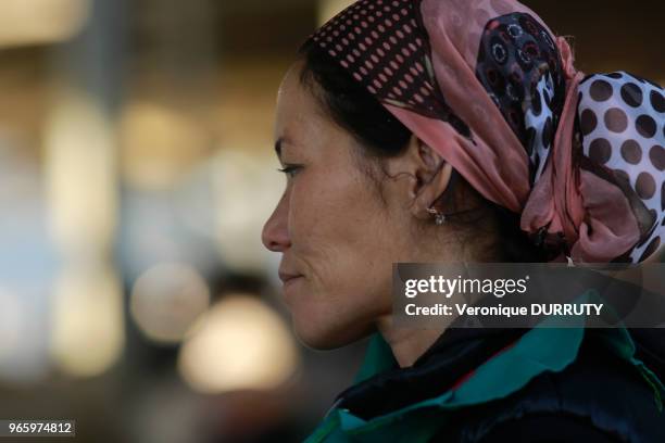 Portrait de femme portant le foulard traditionnel, Bazar Chorsu à Tachkent, Ouzbekistan.