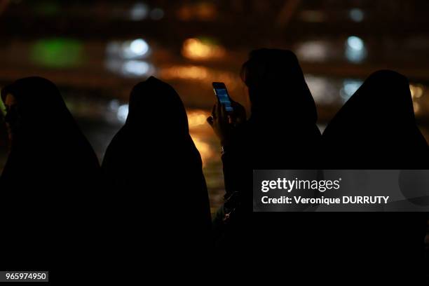 Groupe de femmes sur la place de l'Imam, Ispahan, 19 mai 2016, Iran.