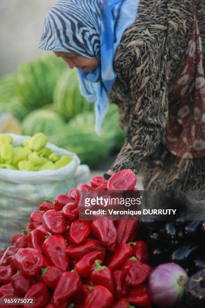 Vendeuse de primeurs au Bazar Chorsu à Tachkent, Ouzbekistan.