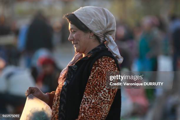 Portrait de femme portant le foulard traditionnel, vendeuse au bazar Chorsu à Tachkent, Ouzbekistan.