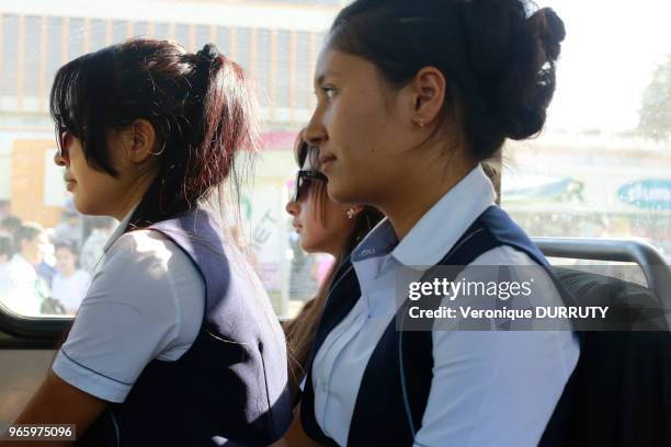 Lycéennes en uniforme, dans le bus de retour de l'école, Tachkent, Ouzbekistan.