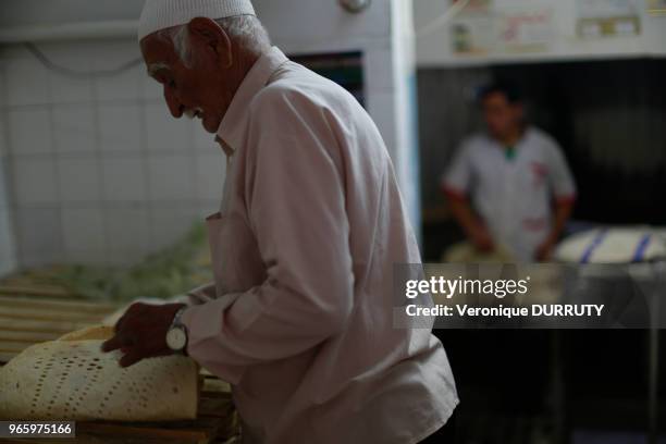 Chez le boulanger, dans la vieille ville de Yazd, 26 mai 2016, Iran.