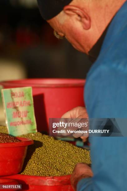 Vendeur de lentilles vertes, au Bazar Chorsu à Tachkent, Ouzbekistan.