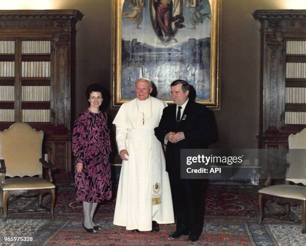 Lech Walesa et son épouse Danuta reçus par le pape Jean-Paul II le 20 avril 1989 à Rome, ltalie.