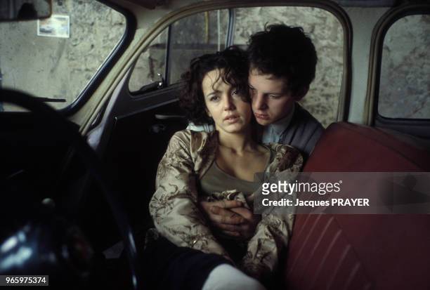 Philippine Leroy-Beaulieu et Rémi Martin sur le tournage du film 'Camomille' de Mehdi Charef le 30 novembre 1987 en France.