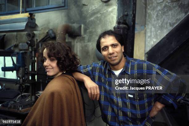 Le réalisateur Mehdi Charef et Philippine Leroy-Beaulieu sur le tournage du film 'Camomille' le 30 novembre 1987 en France.