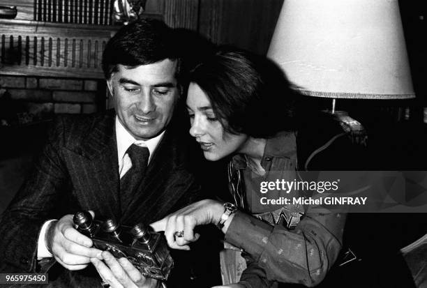 Jean-Claude Brialy en compagnie de l'actrice Svetlana Toma de passage en France, le 28 décembre 1977, Paris, France.