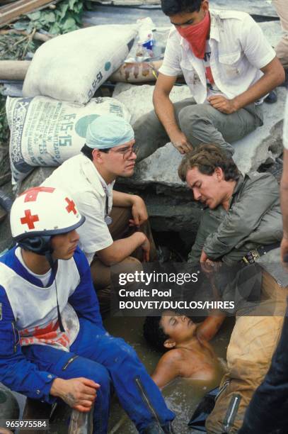 Sauvetage d'Omayra Sanchez, une fillette prisonnière de décombres après l'éruption du volcan Nevado del Ruiz à Armero le 15 novembre 1985 à Armero,...