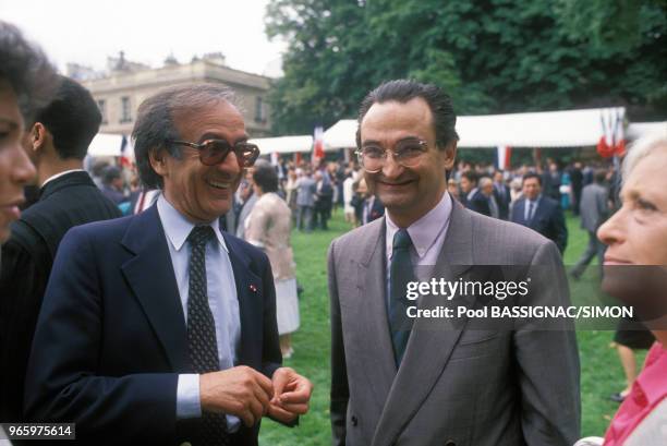 écrivain Elie Wiesel et le conseiller Jacques Attali lors de la traditionnelle garden-party du 14 juillet au palais de l'Elysée le 14 juillet 1988 à...