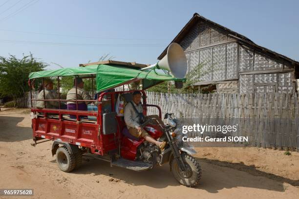 Birmanie, région centrale, village de Minnathu aux environs de Bagan, transport en commun et haut-parleur//Myanmar, Central region, Minnathu village...