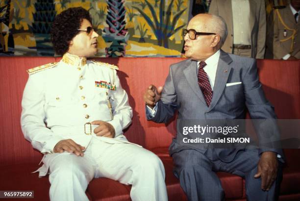 Mouammar Kadhafi reçu par Habib Bourguiba à Monastir le 17 août 1983, Tunisie.