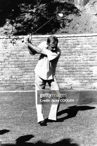 Acteur américain Jack Lemmon joue au golf avant de se rendre au 35e Festival de Cannes , le 26 mai 1982, Cannes, France.