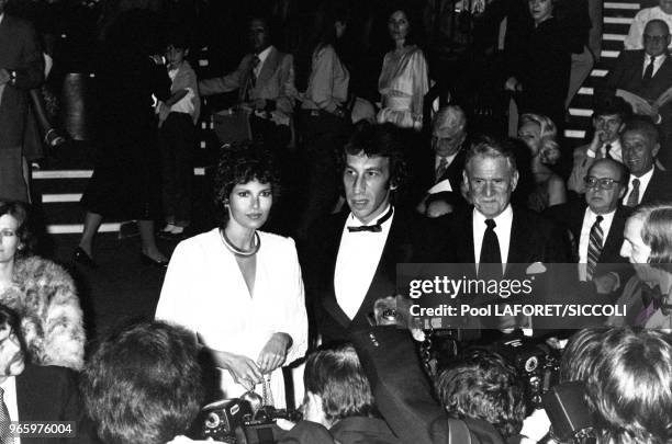 Actrice Raquel Welch et son mari André Weinfeld sont venus assister à l'hommage rendu à Gene Kelly au Théâtre du Rond-Point des Champs-Elysées, le 18...