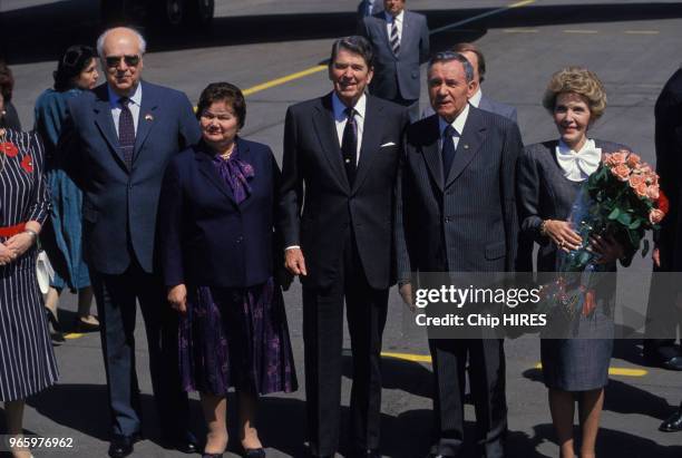 Le président américain Ronald Regan et son épouse Nancy accueillis par le ministre des Affaires étrangères russe Andreï Gromyko lors de leur arrivée...