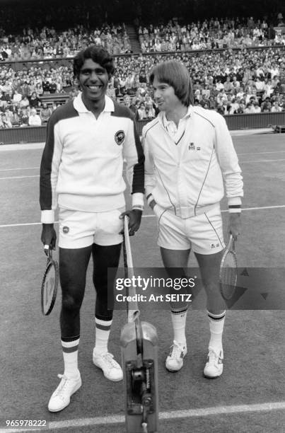 Vijay Amritraj s'est incliné devant Jimmy Connors lors du tournoi de Wimbledon, le 28 juin 1981, Londres, Grande-Bretagne.