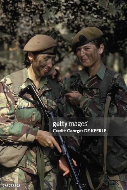 Femmes soldats pendant des manoeuvres militaire de l'armée britannique, lors de l'opération ?Brave Defender?, le 13 septembre 1985.