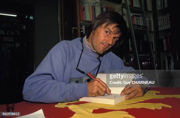 Nicolas Hulot dédicace son dernier livre le 25 avril 1989 à Bordeaux, France.