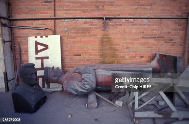 Statue de Staline stockée dans un entrepôt après son enlèvement, à Vilnius, le 31 août 1991, Lituanie.