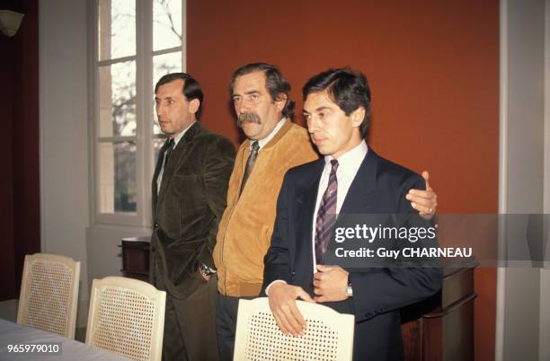 Didier Couecou, enraîneur des Girondins, Claude Bez, directeur de club de football, et Alain Giresse, entraîneur, le 14 février 1989 à Bordeaux,...
