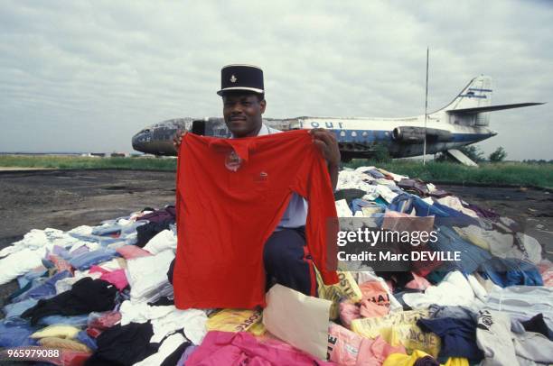 Destruction de vêtements de contrefaçon par la douane à Orly, le 21 juin 1994, dans le Val-de-Marne, France.
