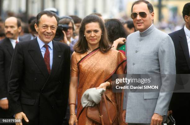 Le Premier ministre Michel Rocard avec son homologue indien Rajiv Gandhi et son épouse Sonia lors du défilé militaire du 14 juillet sur les...